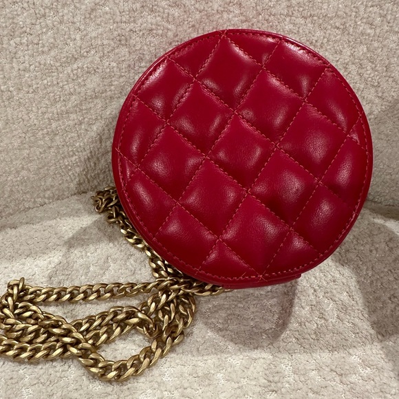 Chanel Round Vanity in great condition - Picture 5 of 7